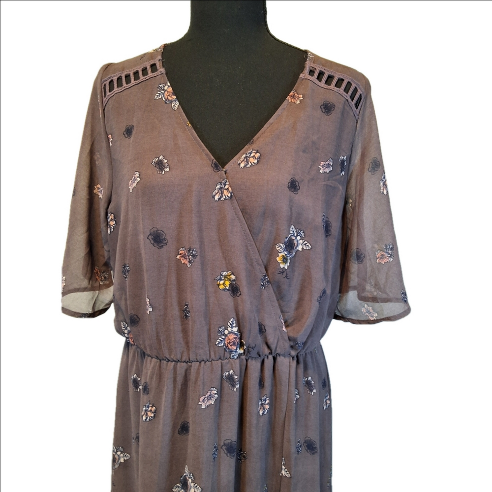 Elegant Floral Maxi Dress: Perfect for Any Occasion with Its Beautiful Design - Picture 5 of 14
